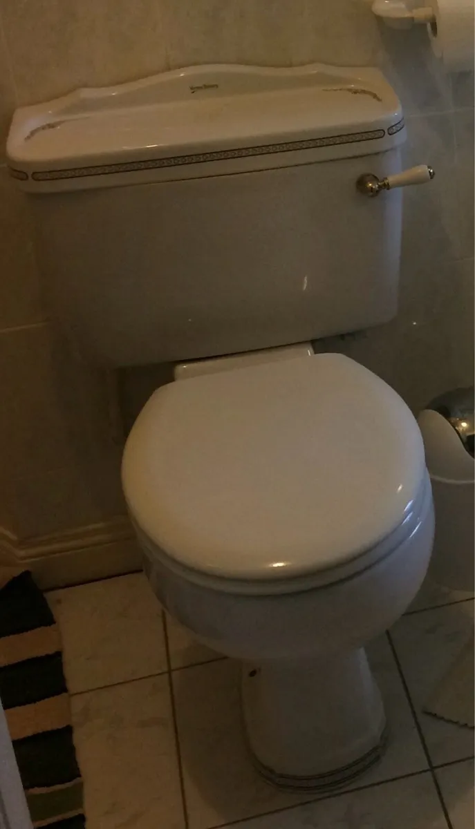 Toilet and matching basin white with design - Image 2
