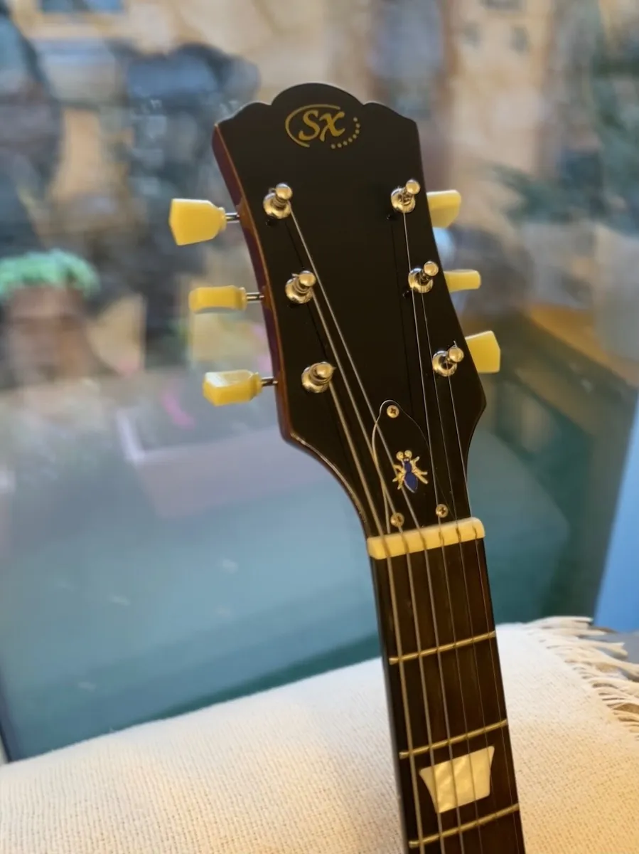 Electric guitar - Image 1