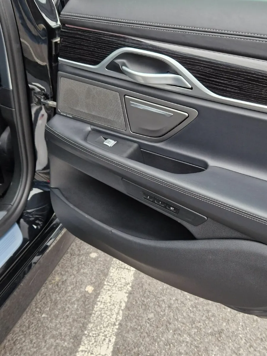 BMW 7-Series 2018 - Image 2