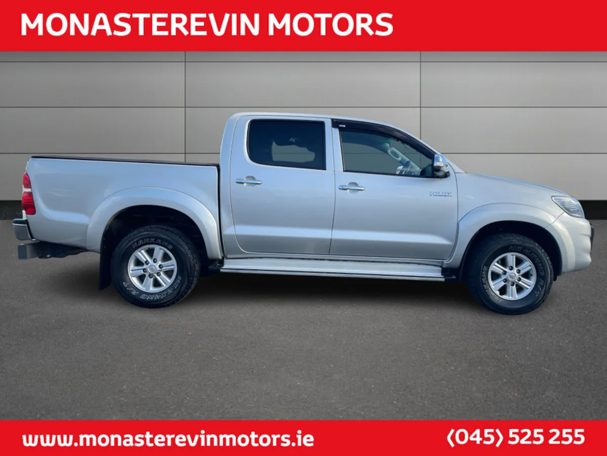Toyota Hilux 3.0 DCAB SR5 4DR - Image 3