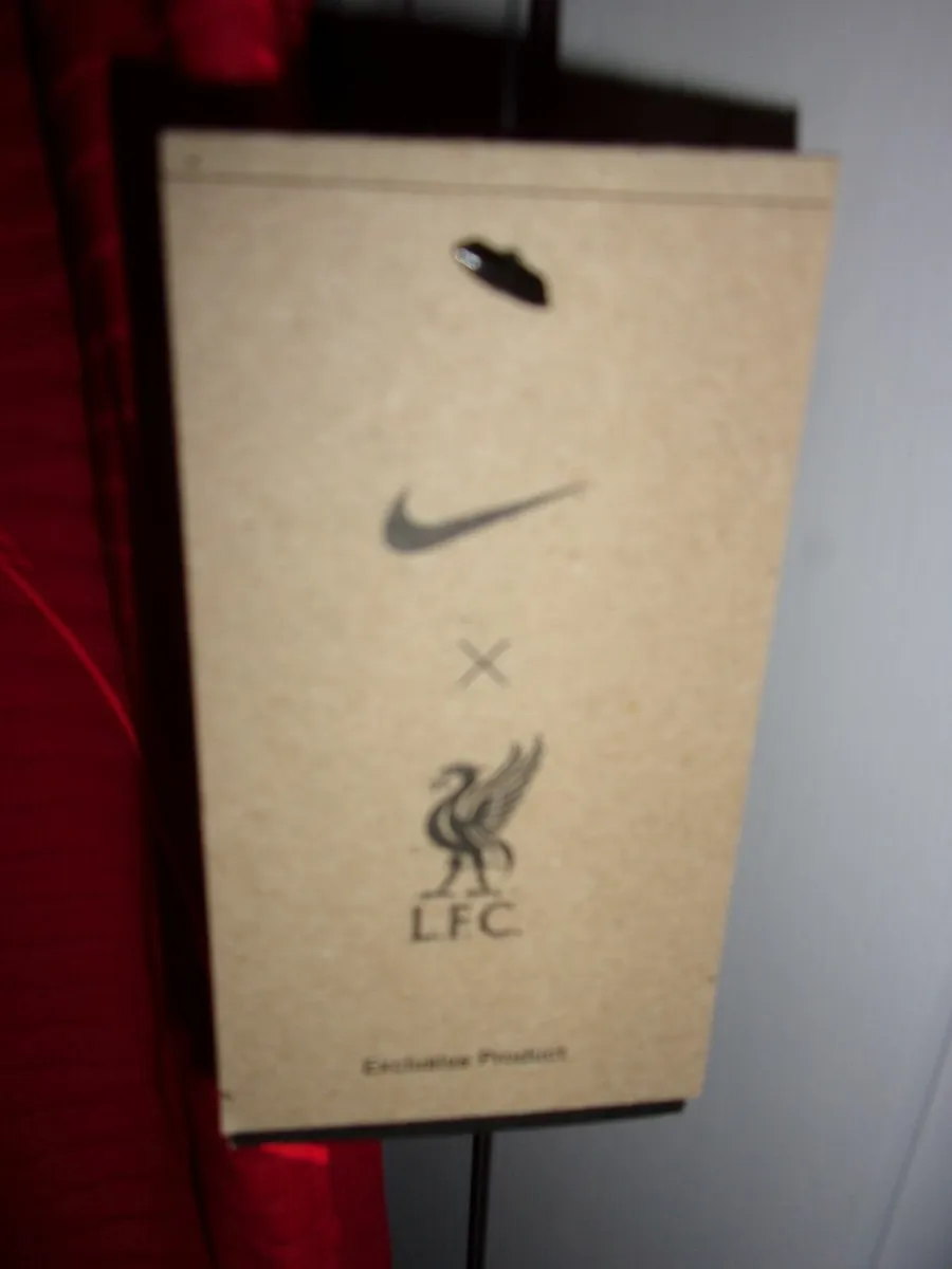 Liverpool shirt kids age 10 - Image 2