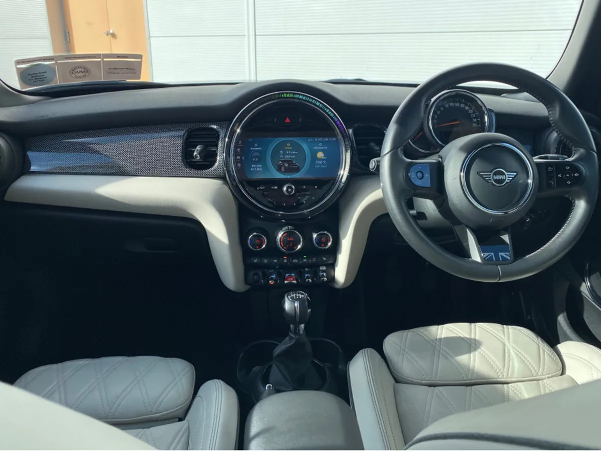 Mini Cooper EXCLUSIVE 5DR - Image 3