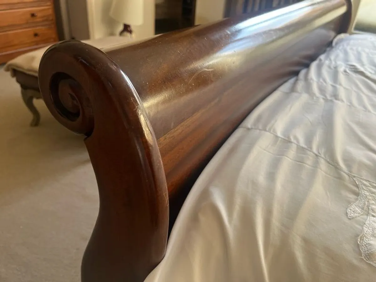 Sleigh bed 6ft and matching lockers - Image 4