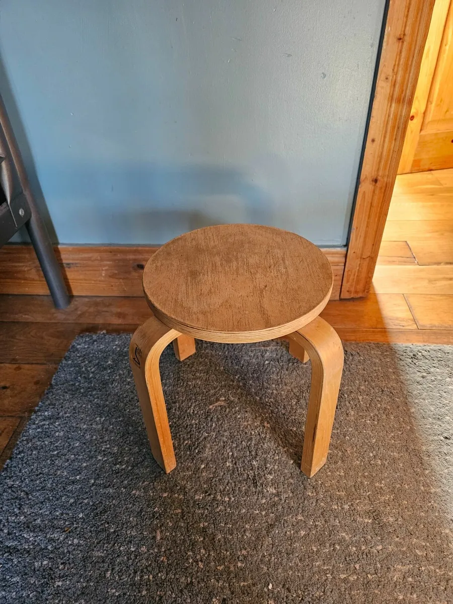 Playroom table and chairs - Image 1