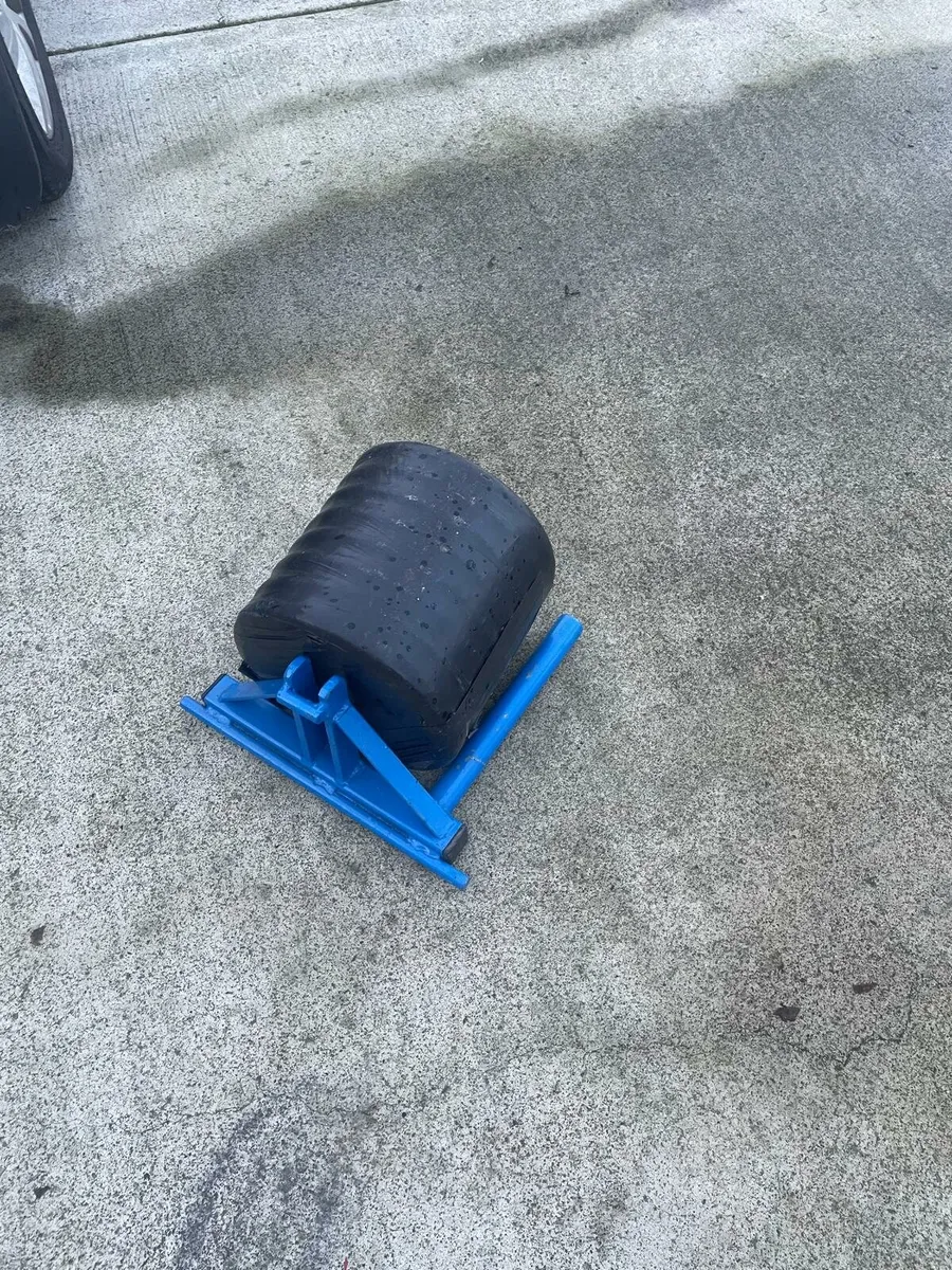 Single bale lifter for go kart or tractor - Image 1