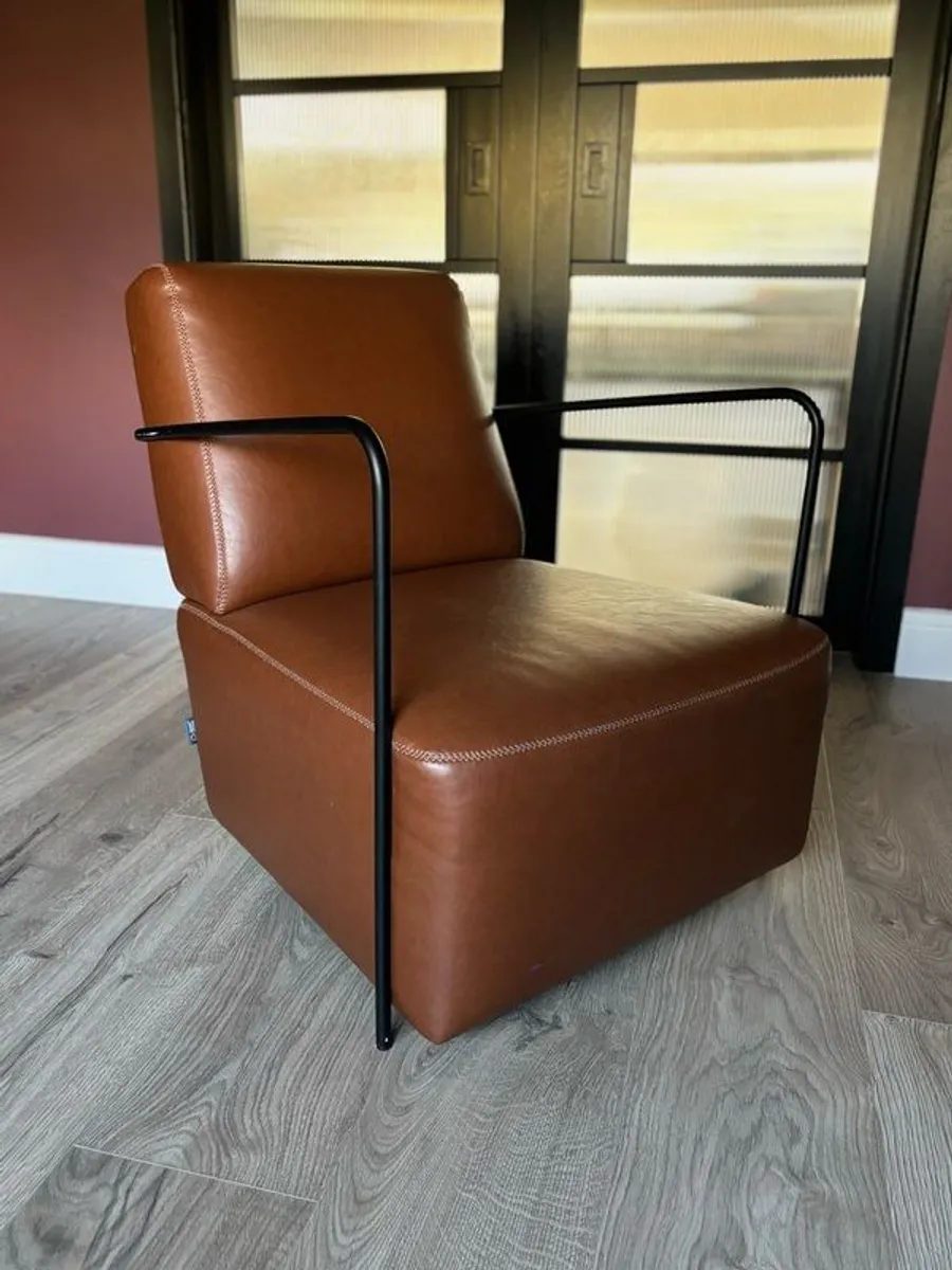 Stylish Leather Chair - Image 1