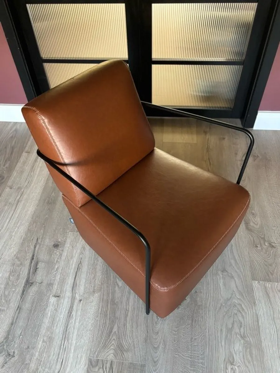 Stylish Leather Chair - Image 3