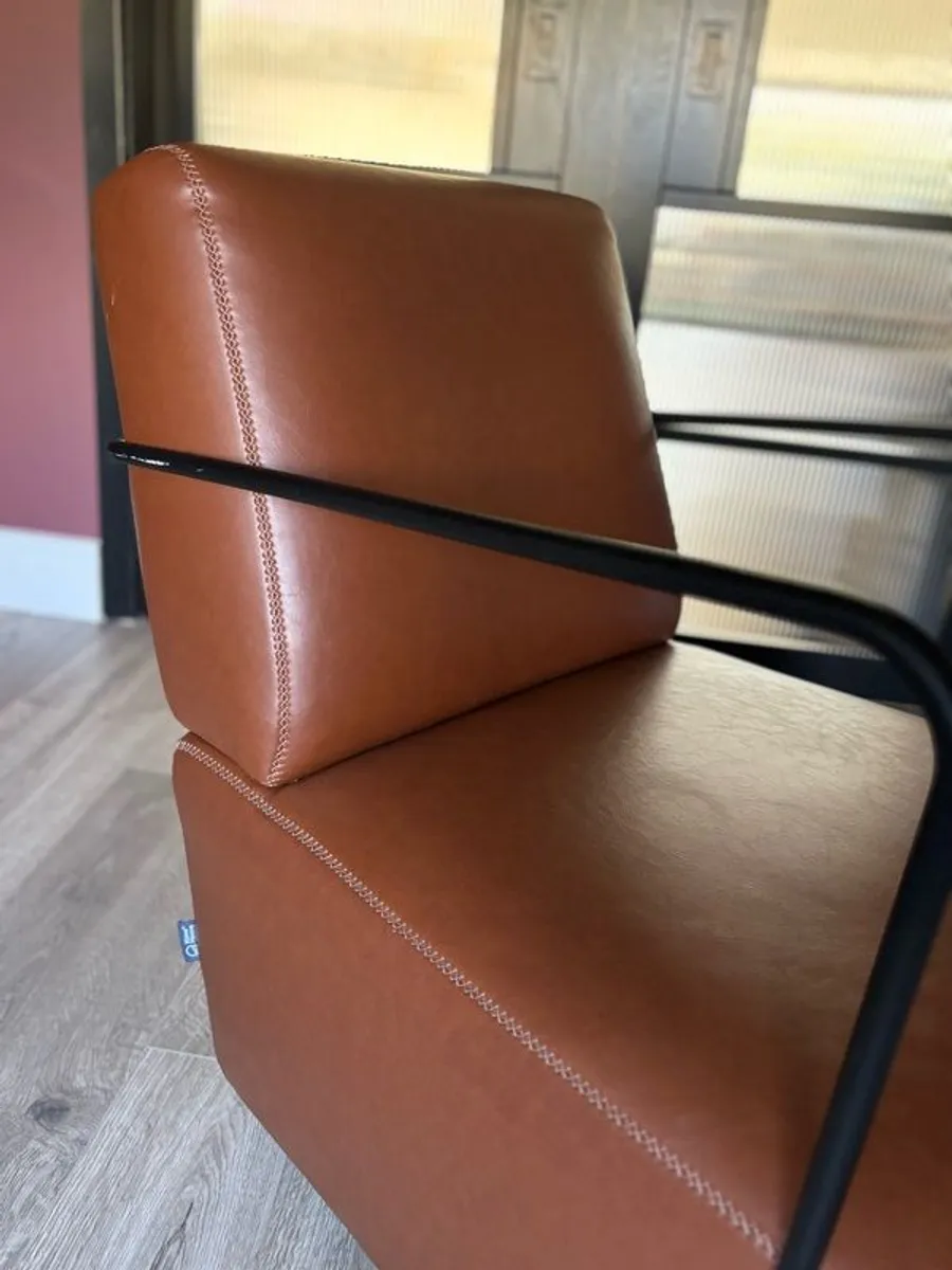 Stylish Leather Chair - Image 4