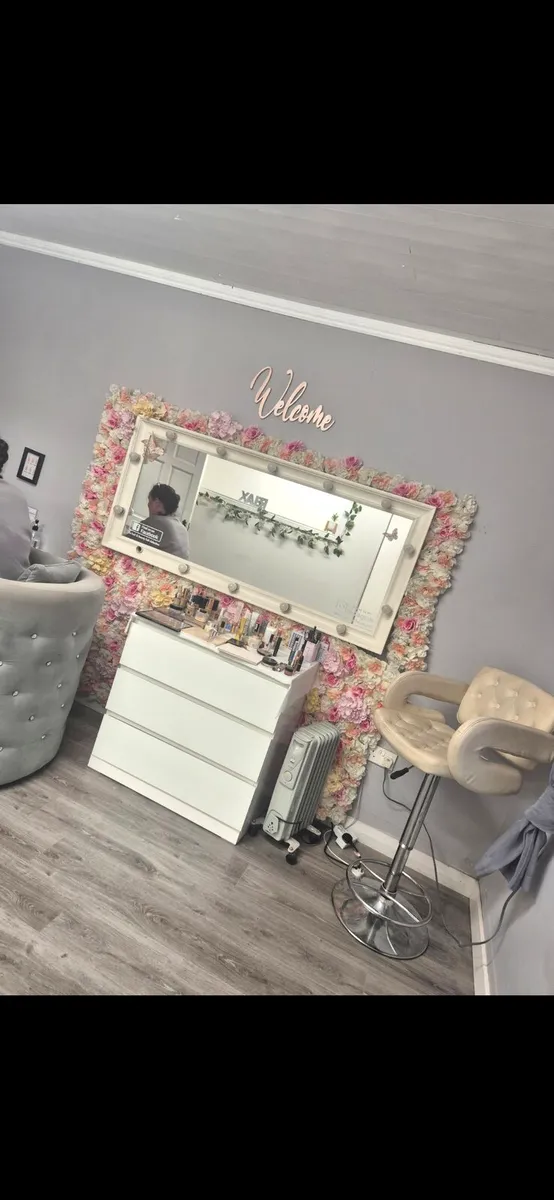 Mirror, flower wall, table & chair - Image 2