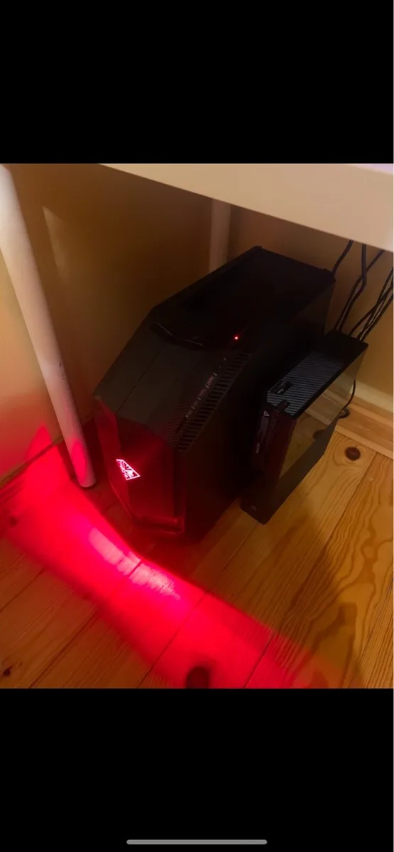 Gaming PC, 2 monitors and accessories - Image 1
