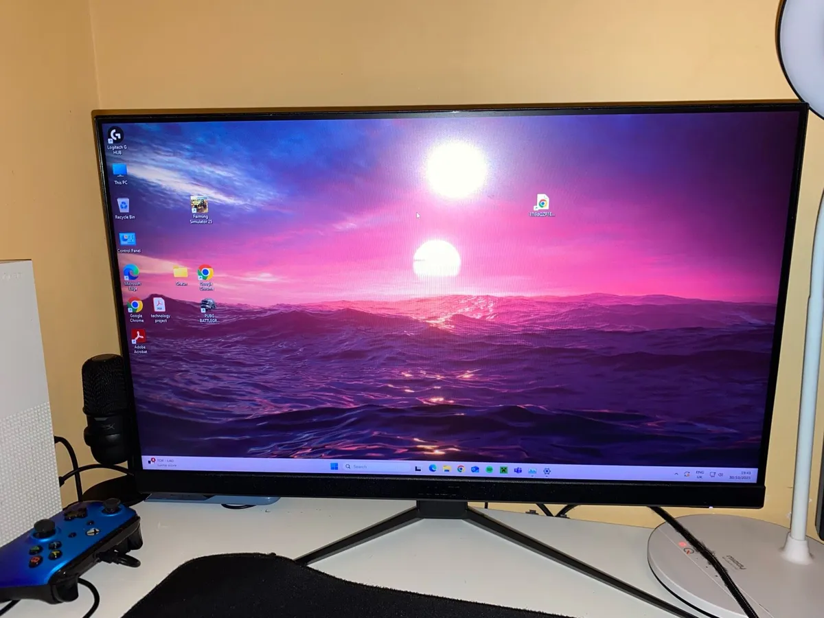 Gaming PC, 2 monitors and accessories - Image 2