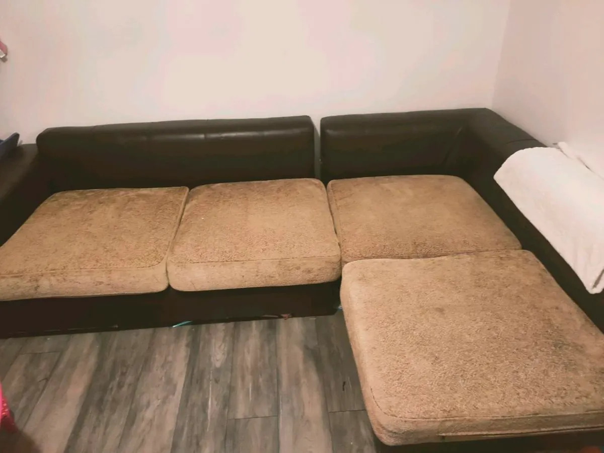 Corner couch - Image 1