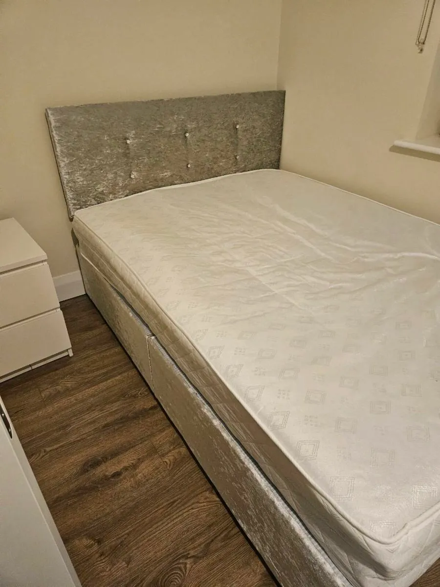 Double bed - Image 1