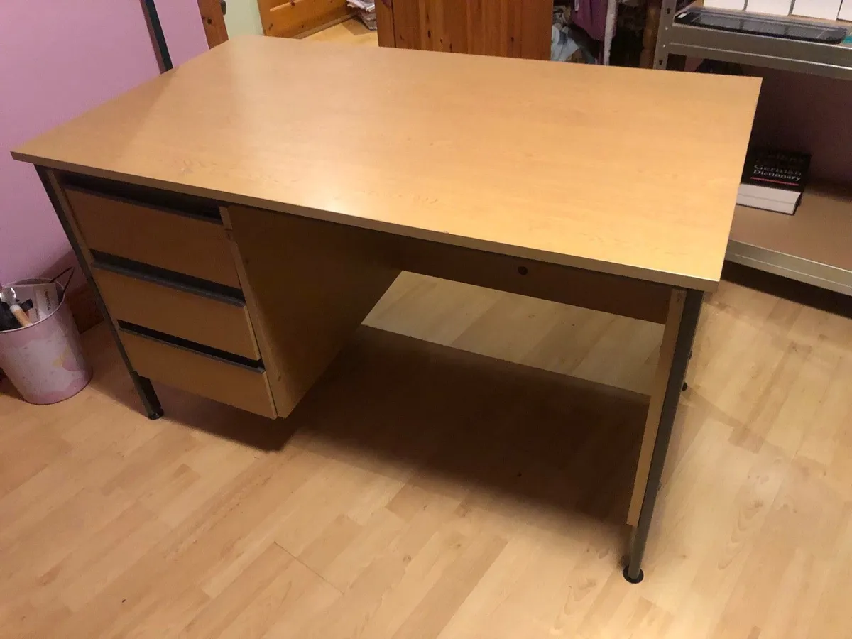 Study/computer desk in perfect condition - Image 1