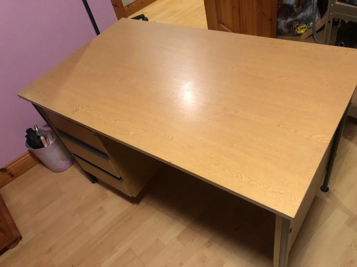 Study/computer desk in perfect condition - Image 2
