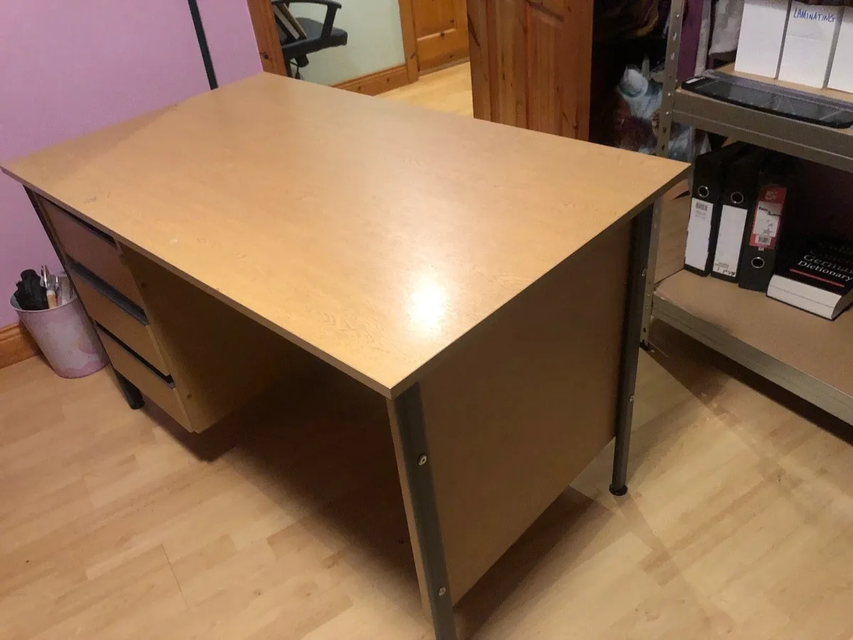 Study/computer desk in perfect condition - Image 3