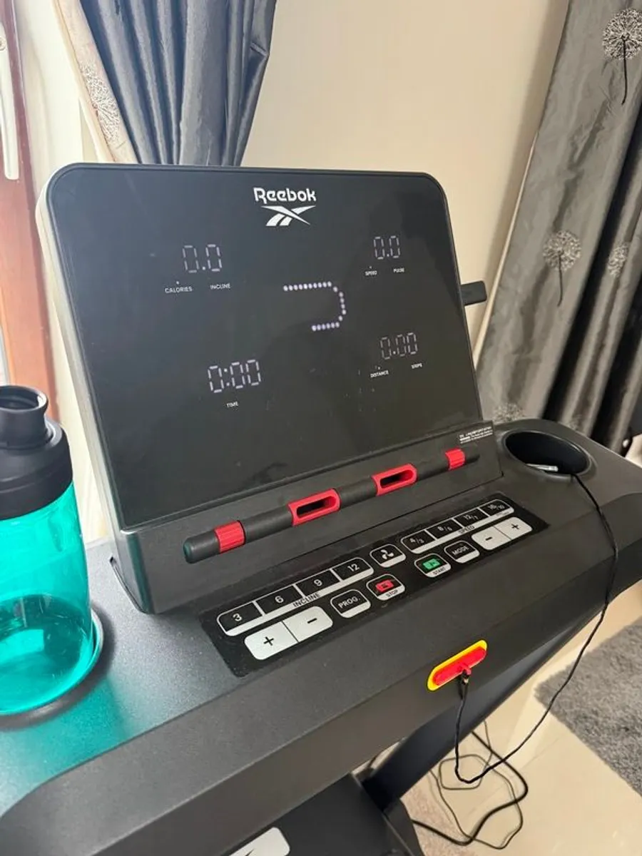 Reebok Jet 100 Z Treadmill - Image 2