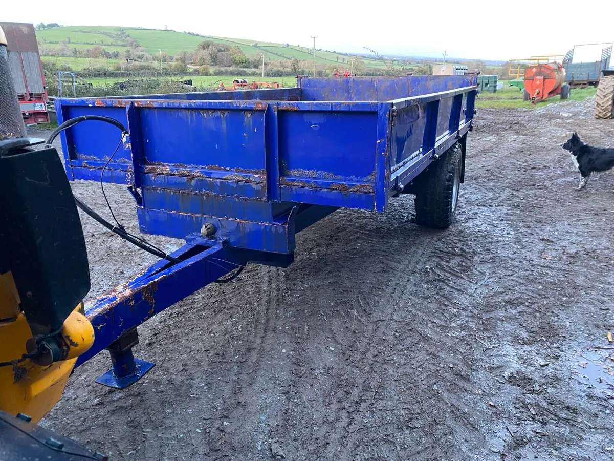 Tractor tipping trailer - Image 2