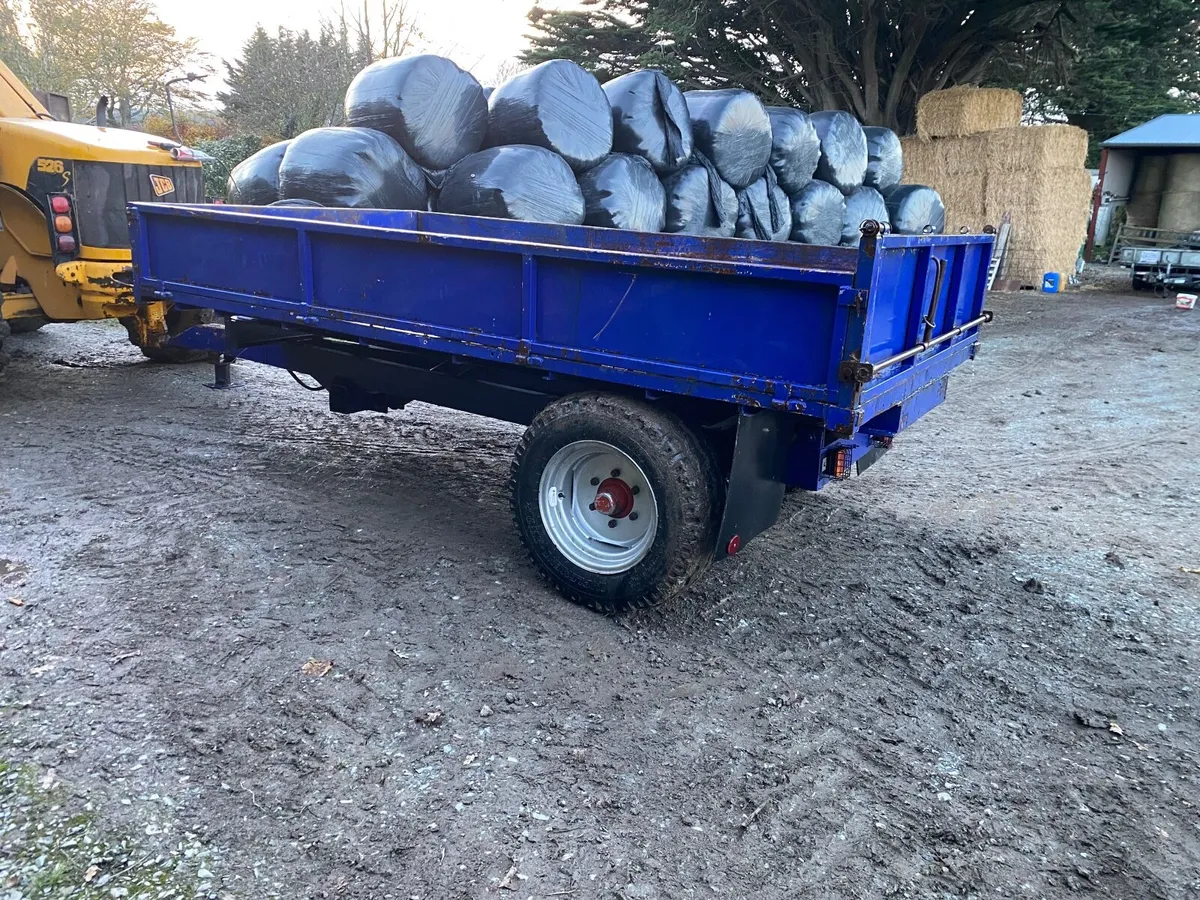 Tractor tipping trailer - Image 3