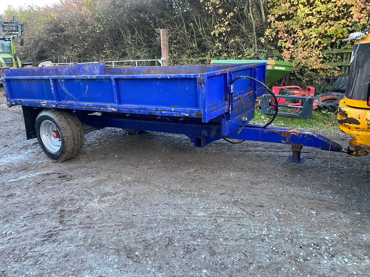 Tractor tipping trailer - Image 1