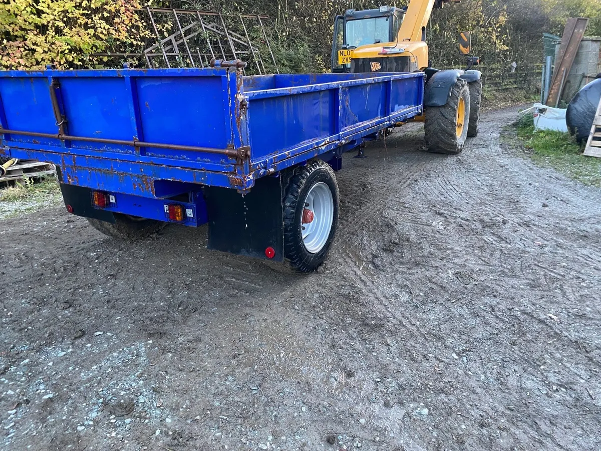 Tractor tipping trailer - Image 4