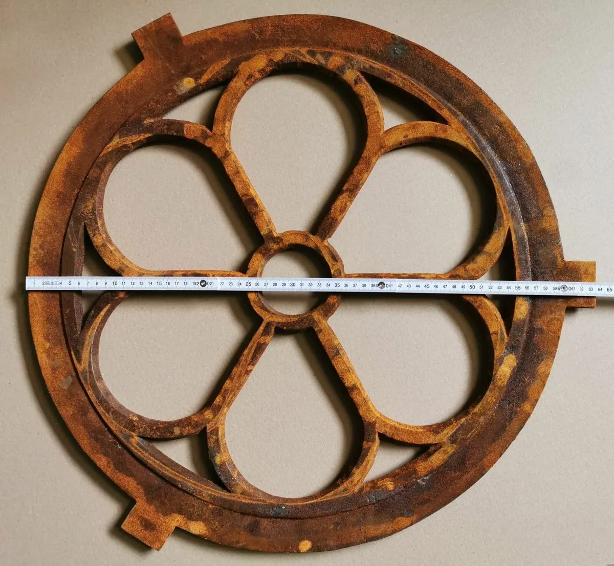 Round Stable Window 60cm Iron Antique Style - Image 3