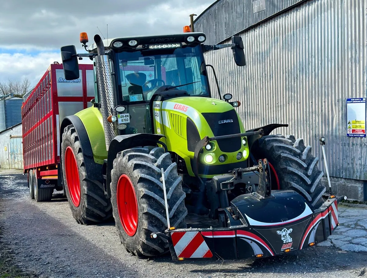 Claas Arion 640 loader brackets - Image 2