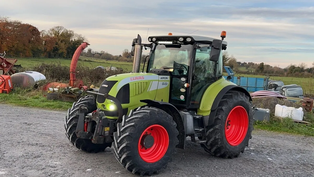 Claas Arion 640 loader brackets - Image 3