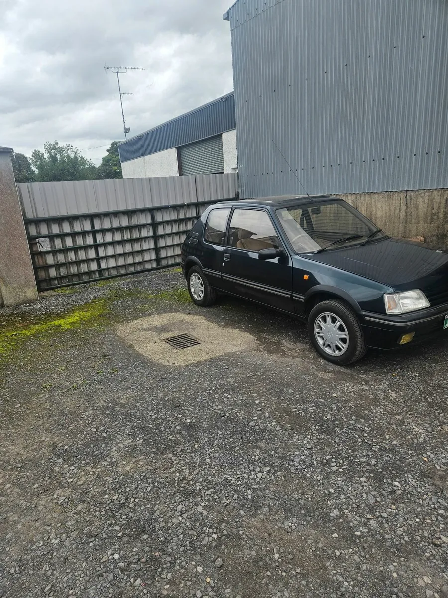 Peugeot 205  stdt turbo - Image 1
