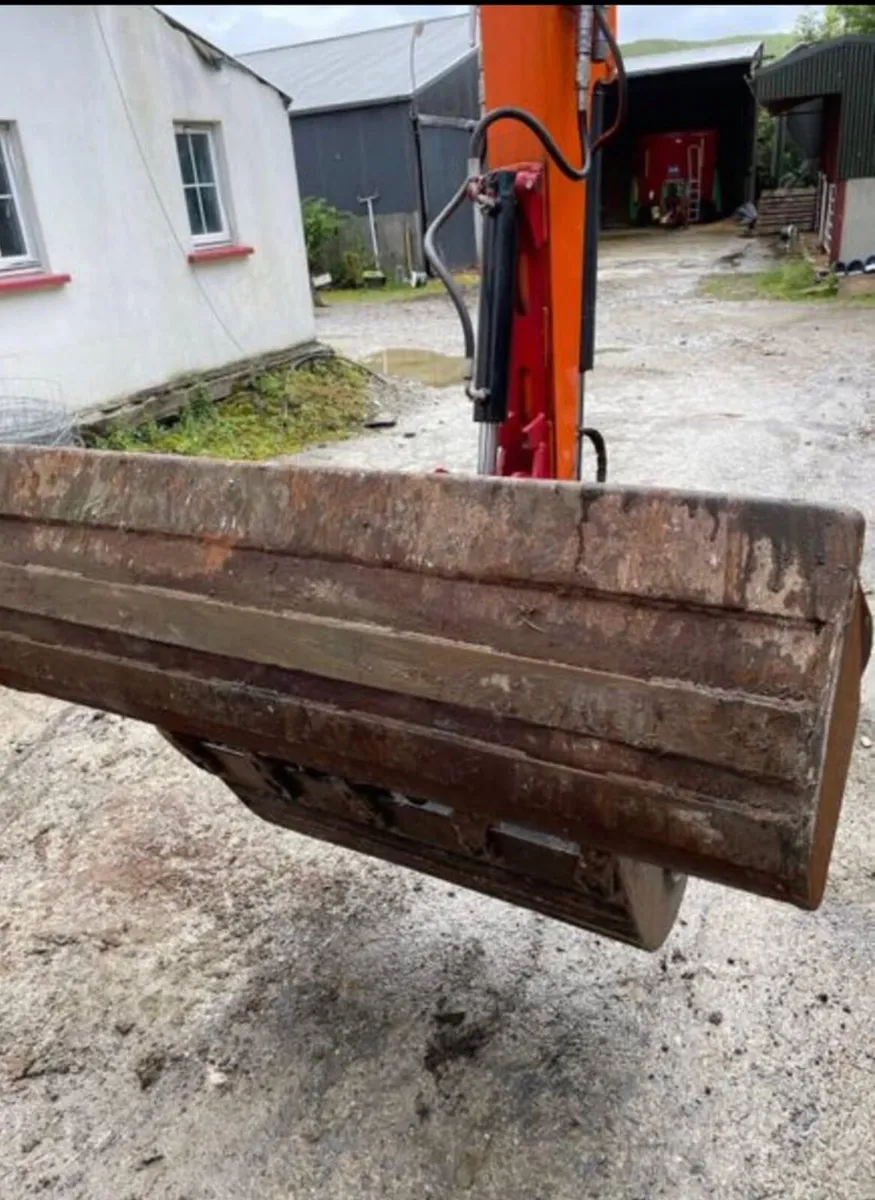 Hitachi grading bucket - Image 1