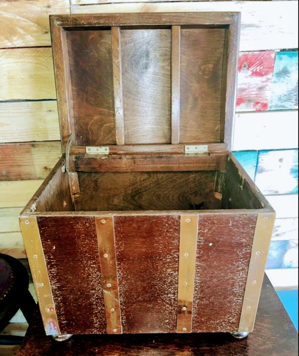 Antique  oak trunk with brass bindings - Image 3