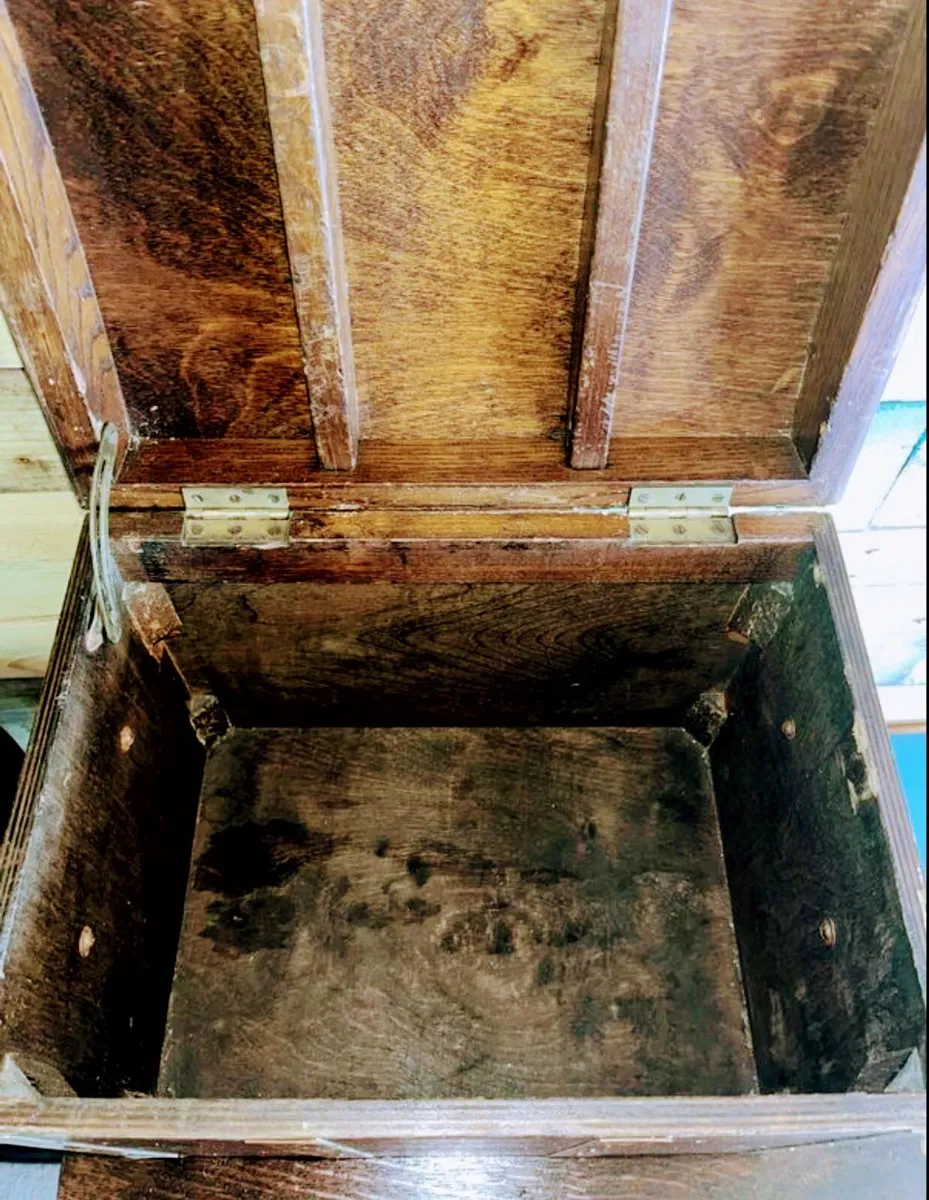 Antique  oak trunk with brass bindings - Image 4