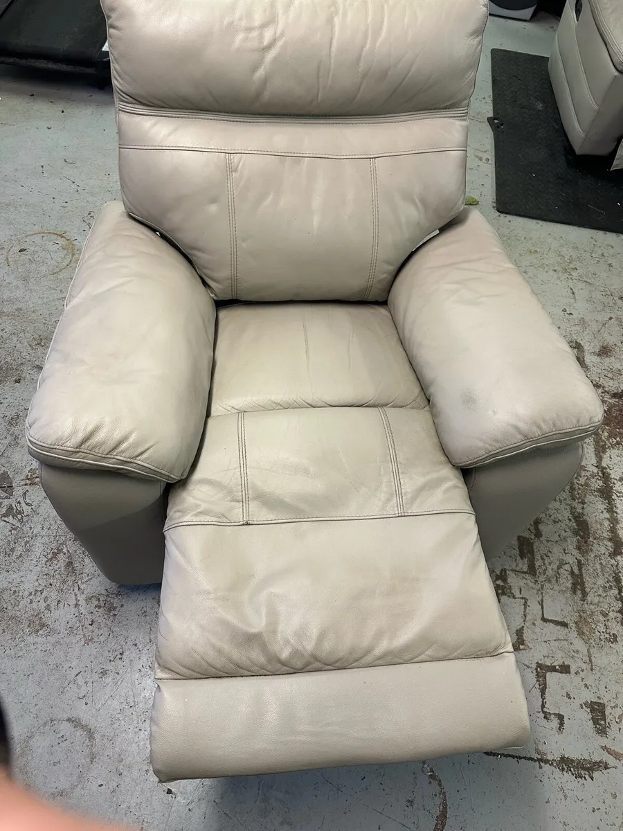 3 1 1 grey leather suite - Image 1