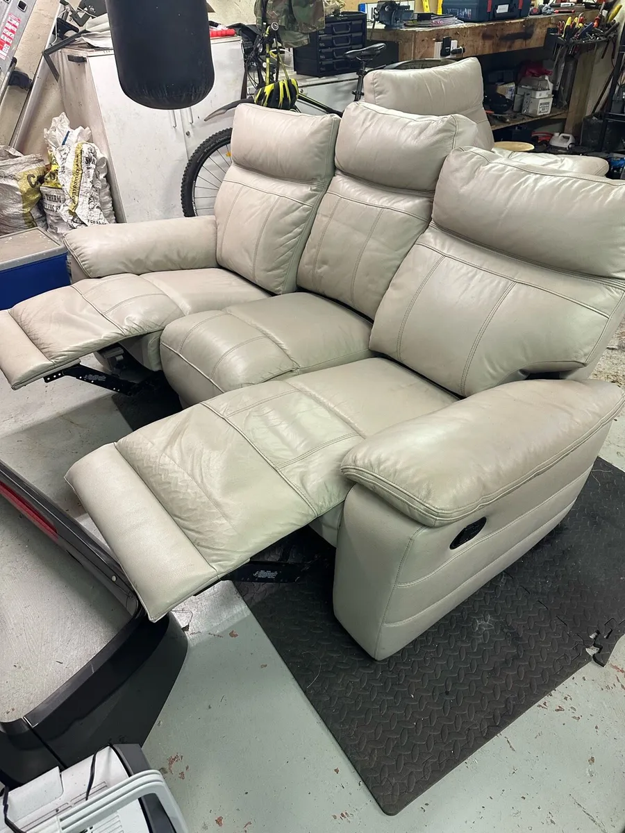 3 1 1 grey leather suite - Image 1