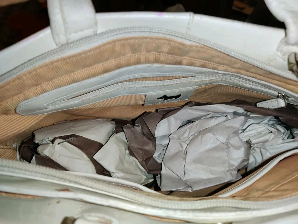 RARE CREAMY RADLEY LARGE, Designer HUGE Handbag ! - Image 4