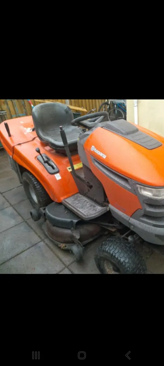Ride on lawn mower - Image 1