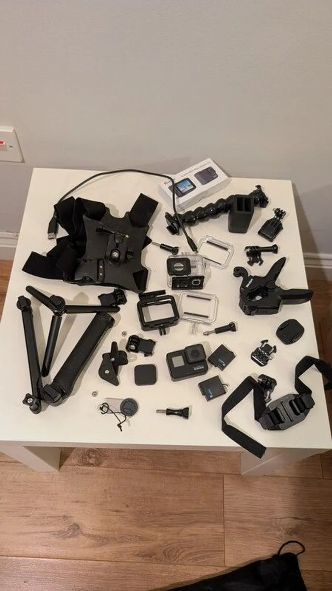 Gopro Hero 7 Black + accessories - Image 1