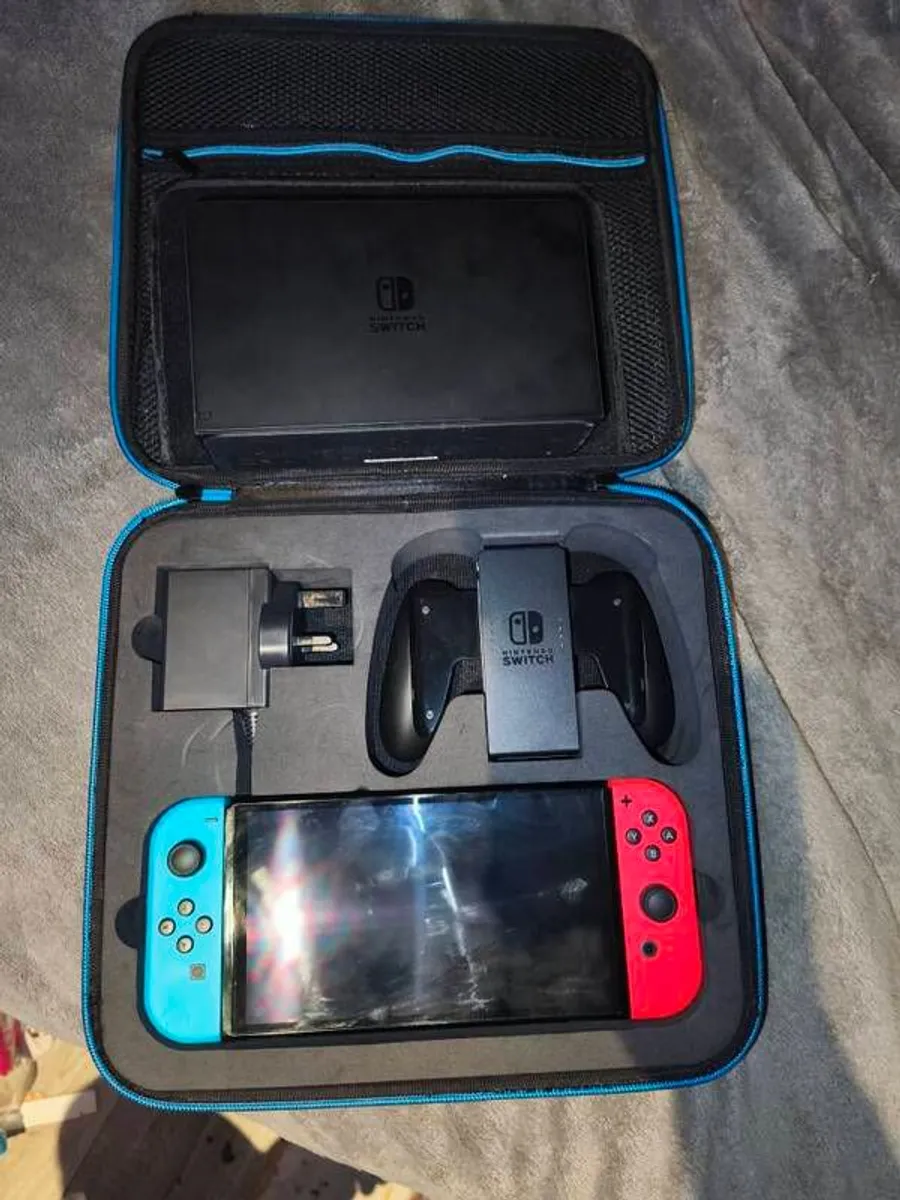 Nintendo Switch OLED 64GB + Mario Kart 8 Deluxe - Image 1