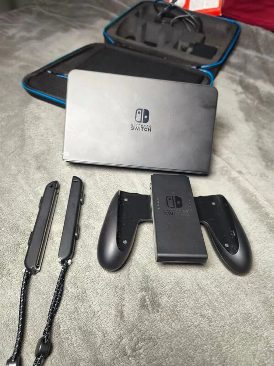 Nintendo Switch OLED 64GB + Mario Kart 8 Deluxe - Image 3