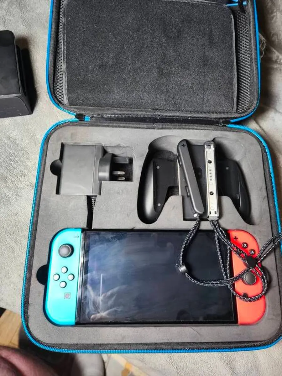 Nintendo Switch OLED 64GB + Mario Kart 8 Deluxe - Image 4