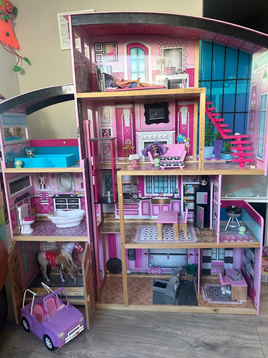 Wooden dolls house - Image 1