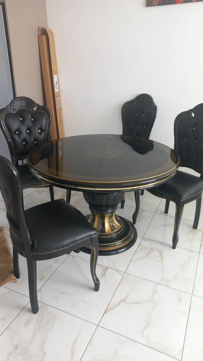 Table and 4 chairs - Image 1