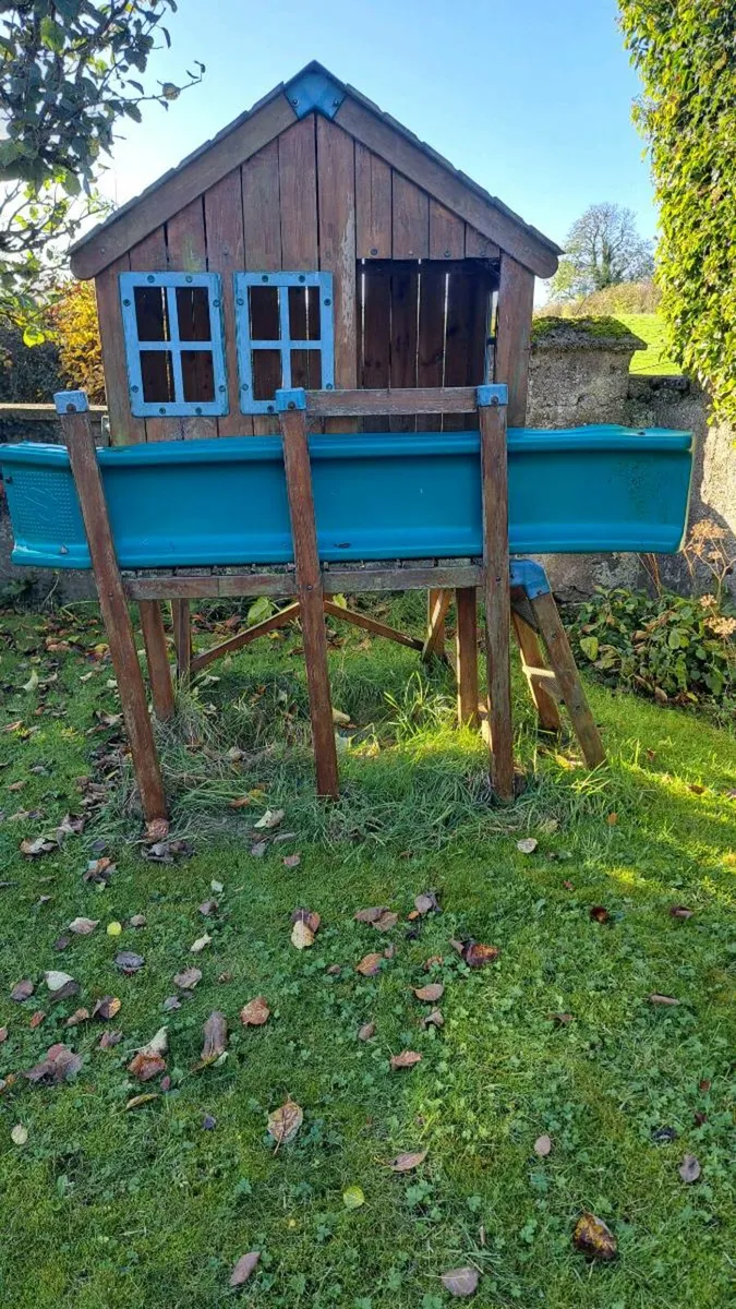 Free kids Playhouse (needs repair) - Image 1