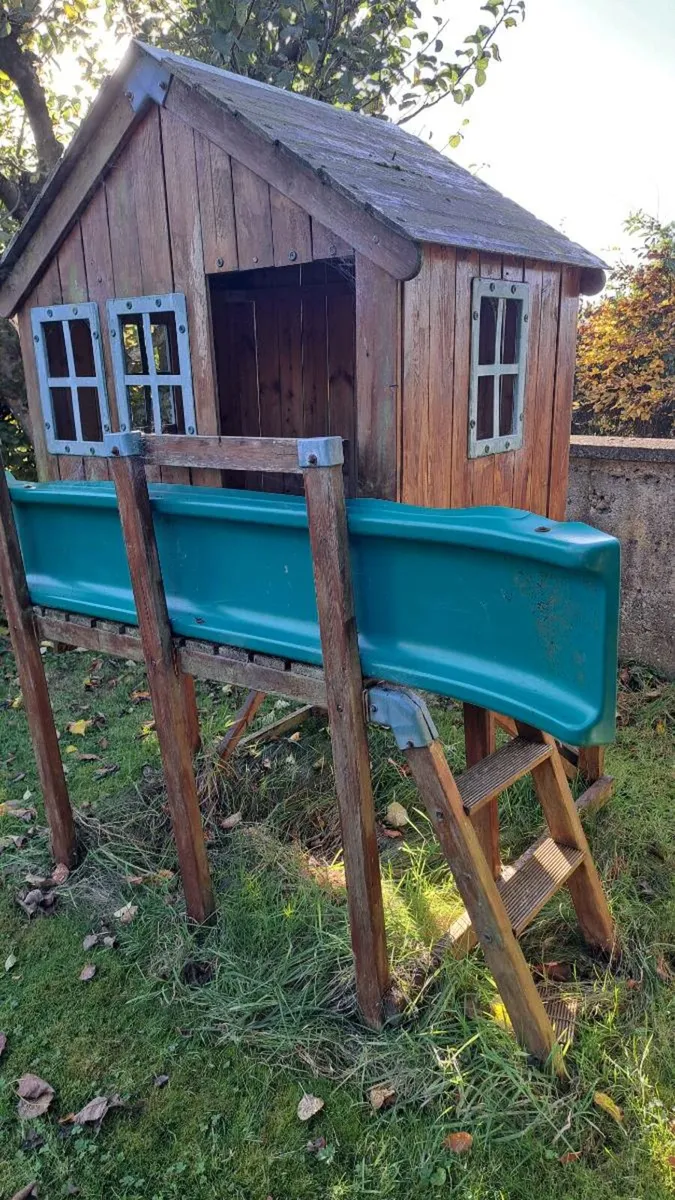 Free kids Playhouse (needs repair) - Image 2