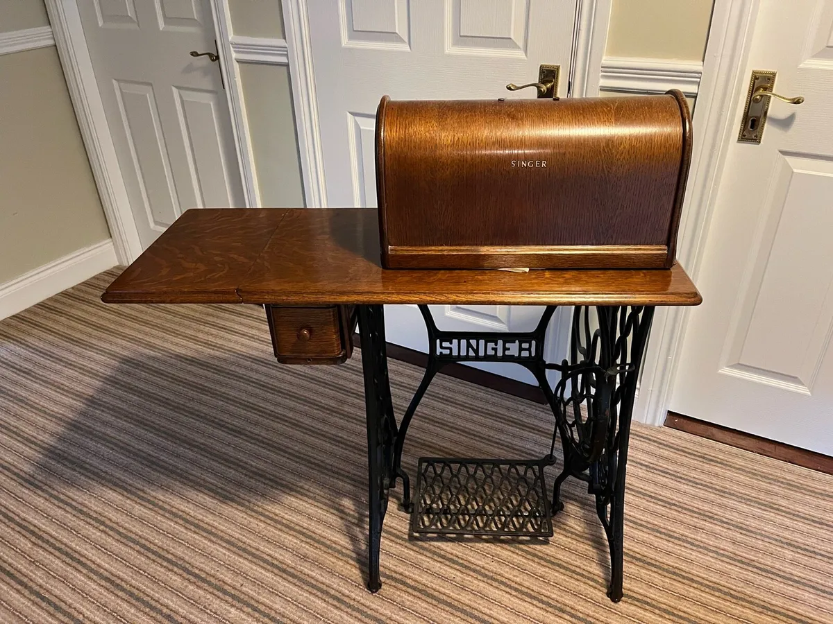 Singer sewing machine - Image 1