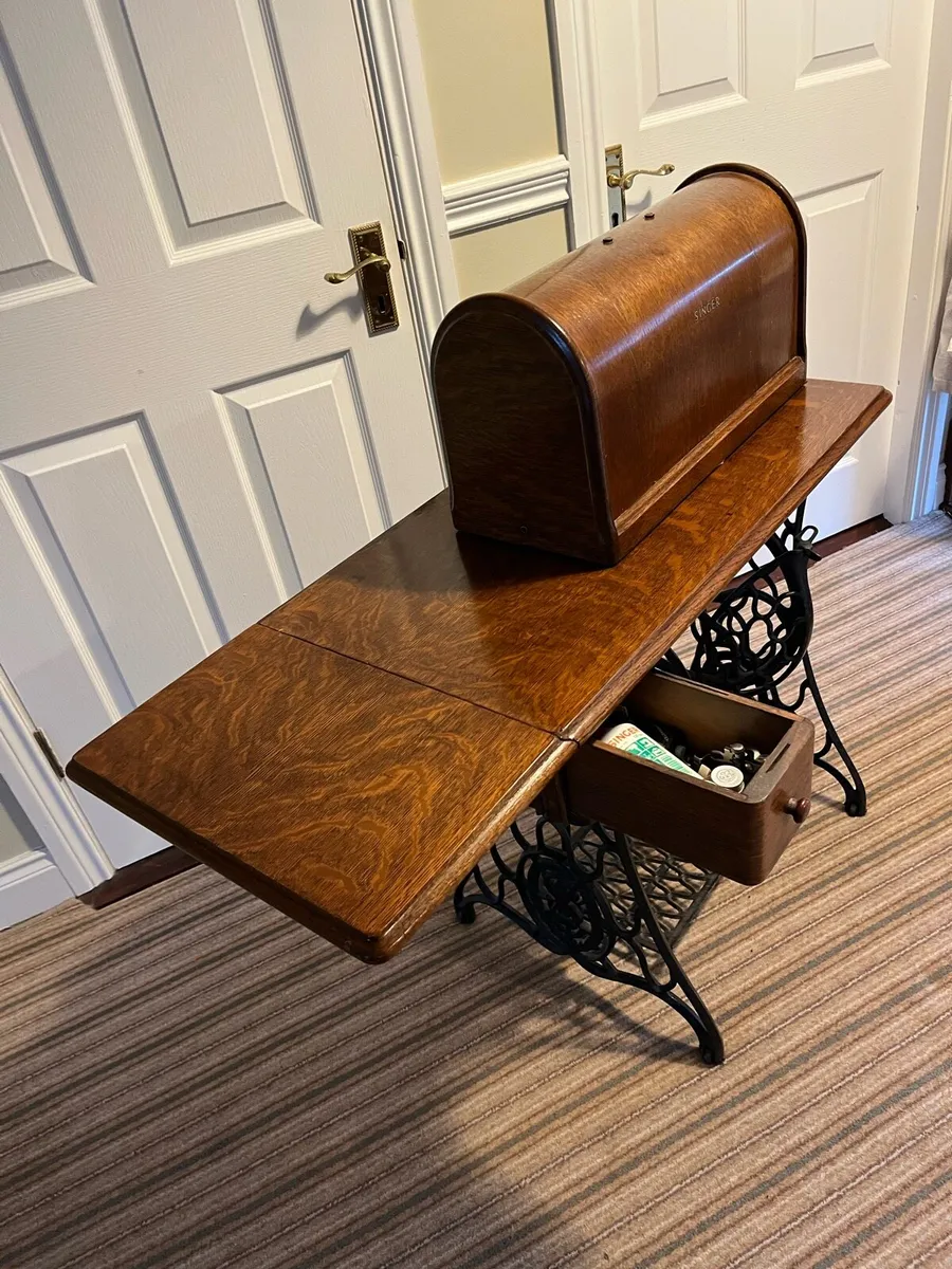 Singer sewing machine - Image 2