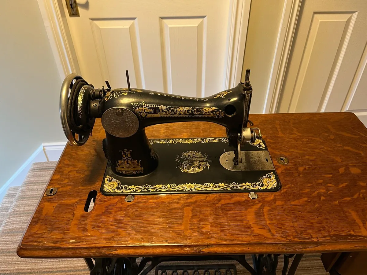 Singer sewing machine - Image 3
