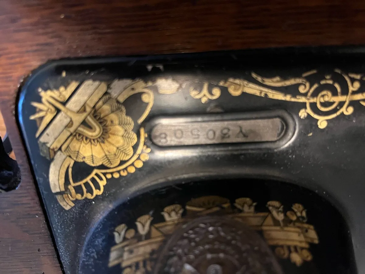 Singer sewing machine - Image 4
