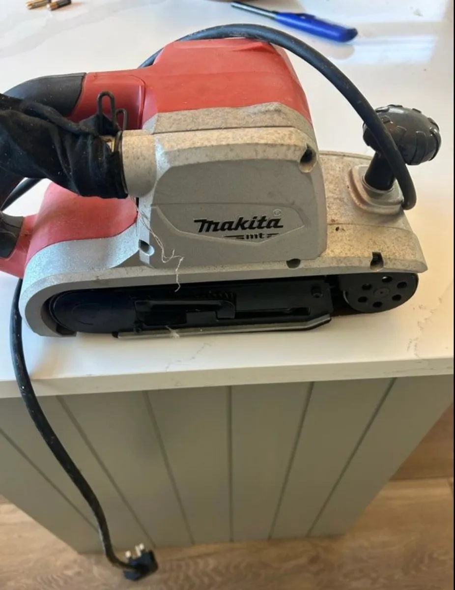 Makita belt sander 4 inch - Image 1