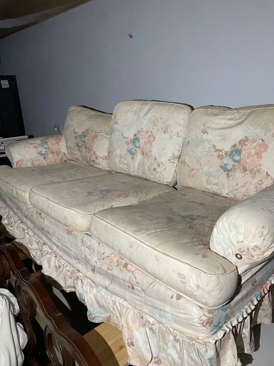 Couch and 2 arm chairs - Image 1